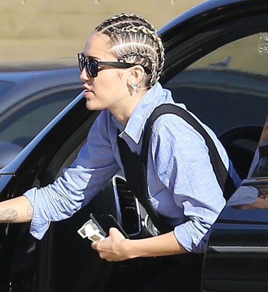 Miley Cyrus zrobiła porządek z... włosami pod pachami Miley Cyrus zrobiła porządek z... włosami pod pachami