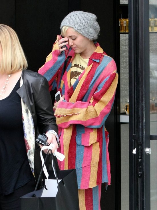 Miley Cyrus promuje modę na owłosione pachy (Instagram)