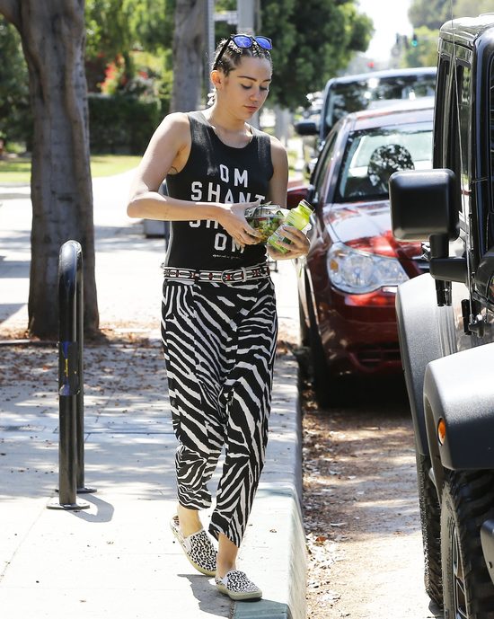 Miley Cyrus zrobiła porządek z... włosami pod pachami Miley Cyrus zrobiła porządek z... włosami pod pachami