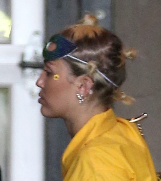 Miley Cyrus miała 14 lat, gdy powiedziała mamie, że jest bi Miley Cyrus miała 14 lat, gdy powiedziała mamie, że jest bi