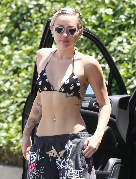Miley Cyrus zafarbowała włosy... pod pachami (Instagram)