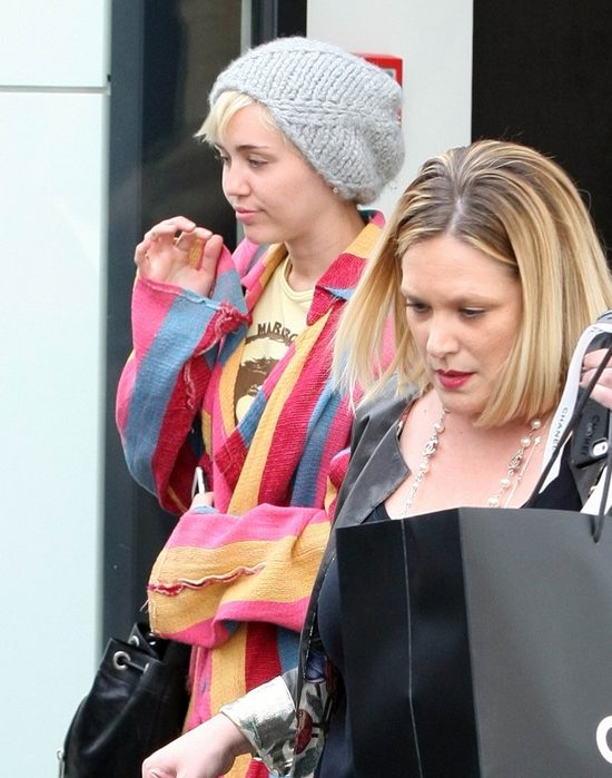 Miley Cyrus promuje modę na owłosione pachy (Instagram)