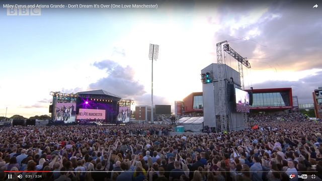 Ariana Grande i Miley Cyrus razem w Manchesterze (VIDEO)