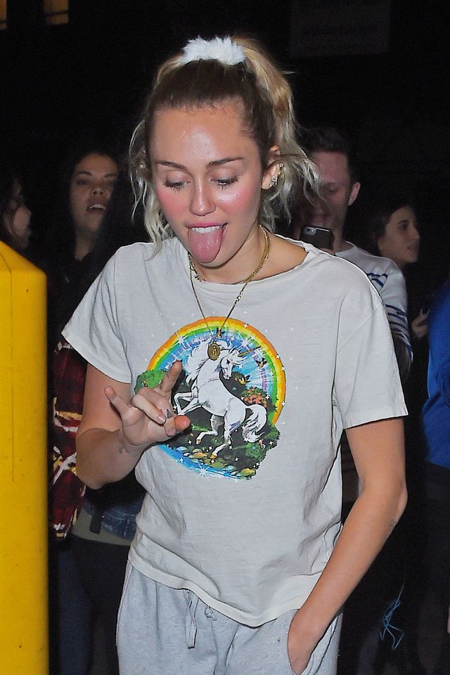 Miley Cyrus wygląda, jakby właśnie przerwała sprzątanie mieszkania... (ZDJĘCIA) Miley Cyrus wygląda, jakby właśnie przerwała sprzątanie mieszkania... (ZDJĘCIA)