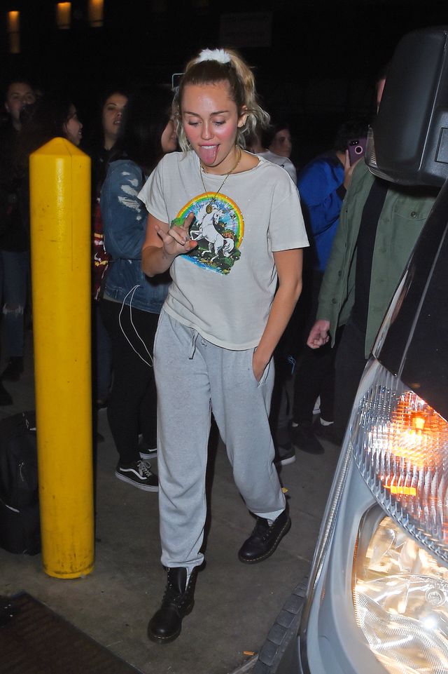 Miley Cyrus wygląda, jakby właśnie przerwała sprzątanie mieszkania... (ZDJĘCIA) Miley Cyrus wygląda, jakby właśnie przerwała sprzątanie mieszkania... (ZDJĘCIA)