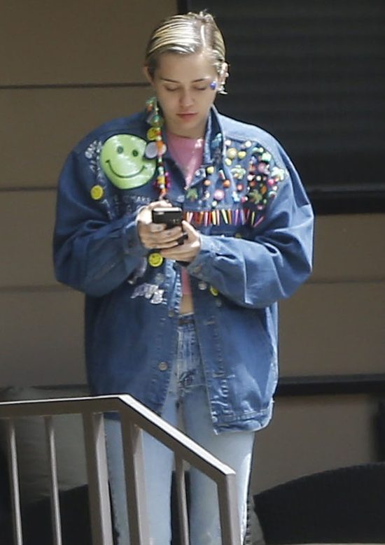 Miley Cyrus miała 14 lat, gdy powiedziała mamie, że jest bi Miley Cyrus miała 14 lat, gdy powiedziała mamie, że jest bi