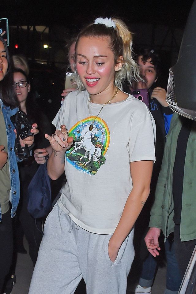 Miley Cyrus wygląda, jakby właśnie przerwała sprzątanie mieszkania... (ZDJĘCIA) Miley Cyrus wygląda, jakby właśnie przerwała sprzątanie mieszkania... (ZDJĘCIA)