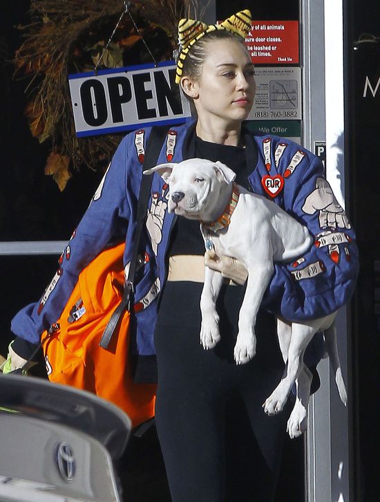 Miley Cyrus ma na sobie najbrzydszą kurtkę świata? (FOTO)