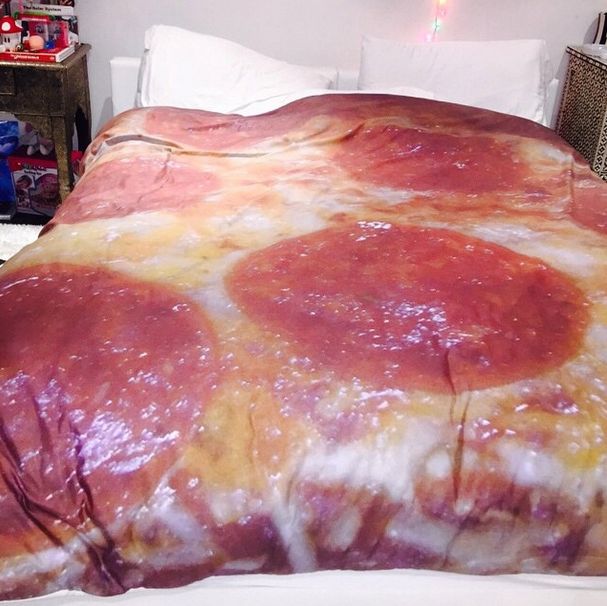 Która gwiazda smacznie chrapie na takim łóżku? (FOTO)