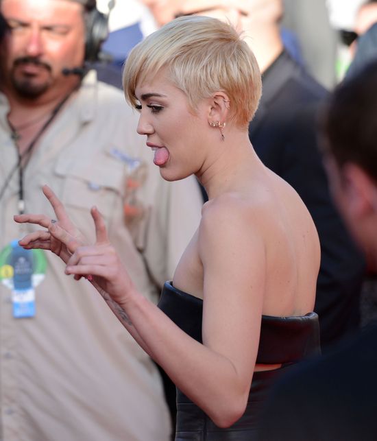 Ariana Grande ostrzejsza od Miley Cyrus? (FOTO)