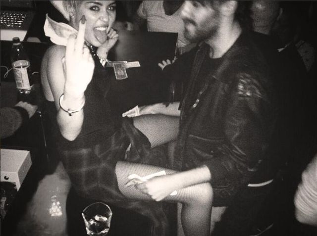 Tak się bawi Miley Cyrus! (FOTO) Tak się bawi Miley Cyrus! (FOTO)