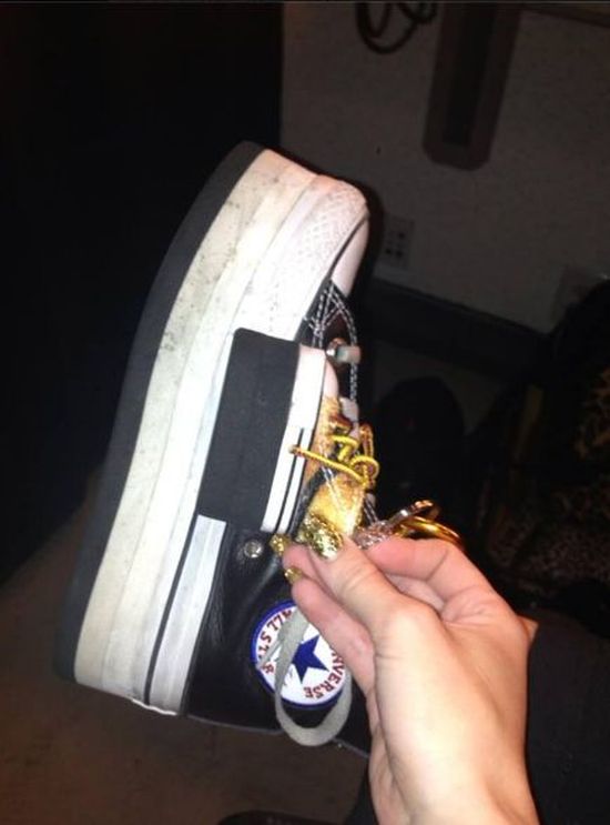 Kto pochwalił się takimi butami? Kto pochwalił się takimi butami?