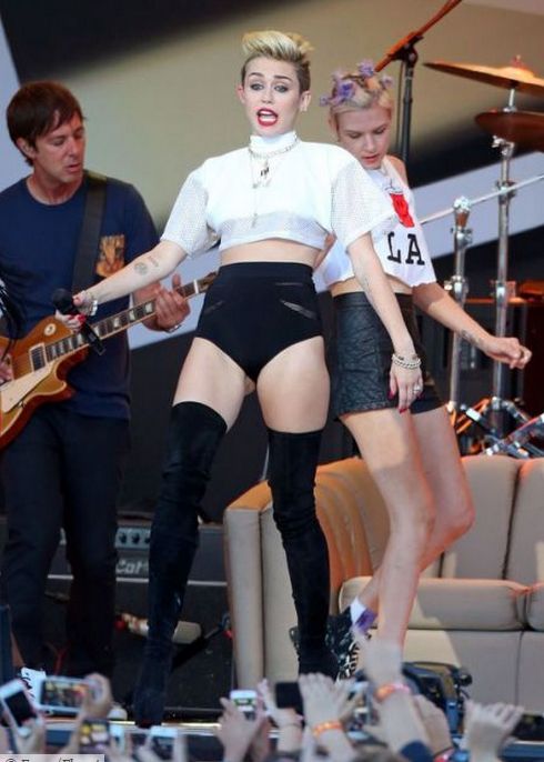 Miley Cyrus wreszcie nabiera ciała? (FOTO)