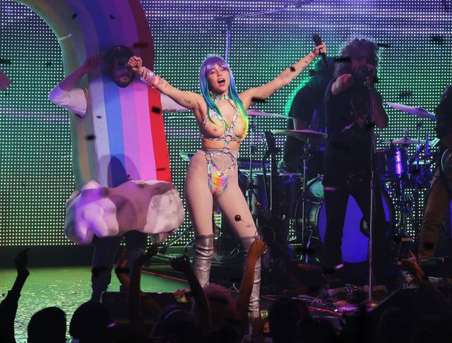 OMG! Miley Cyrus przegroczyła granicę obrzydliwości (FOTO)