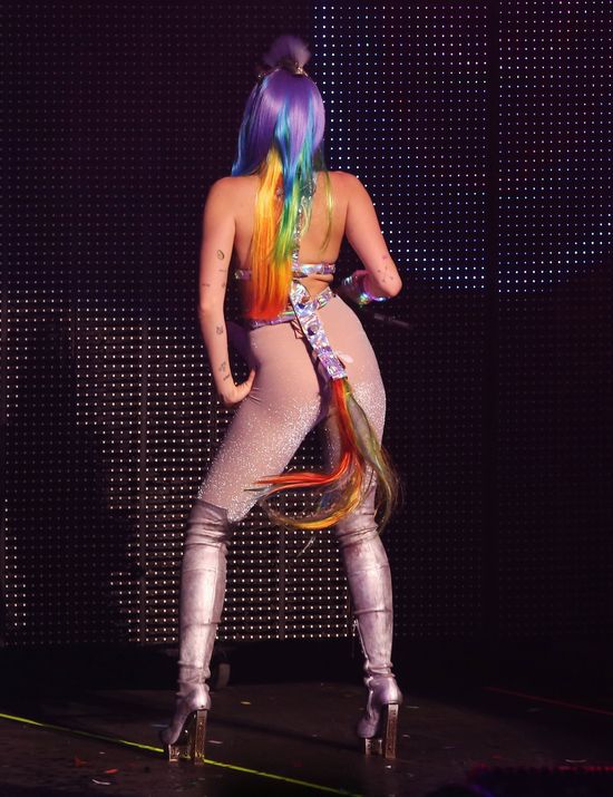 OMG! Miley Cyrus przegroczyła granicę obrzydliwości (FOTO)