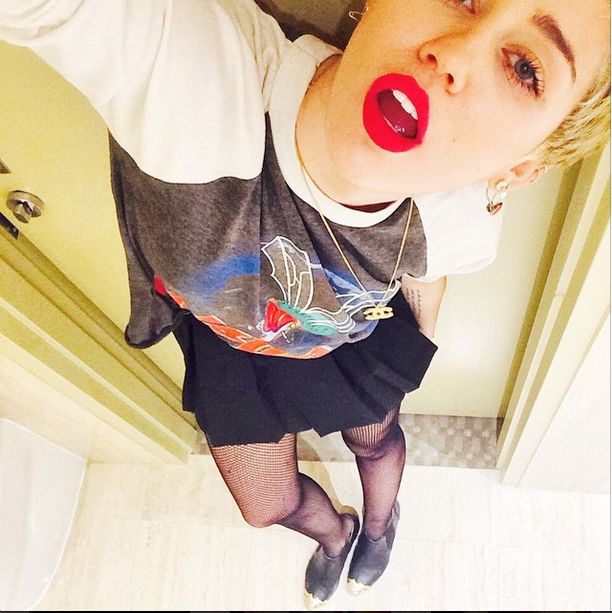 Płaska pupa nie przeszkadza jej w eksponowaniu wdzięków FOTO