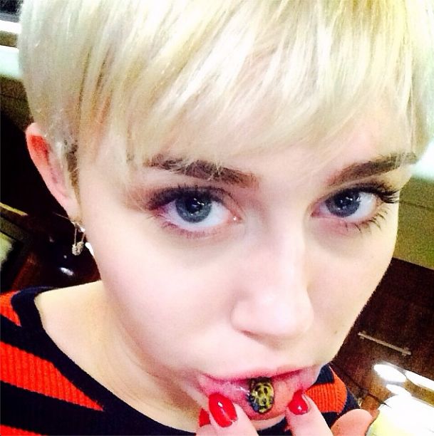 Miley Cyrus zrobiła sobie tatuaż na wardze (FOTO)