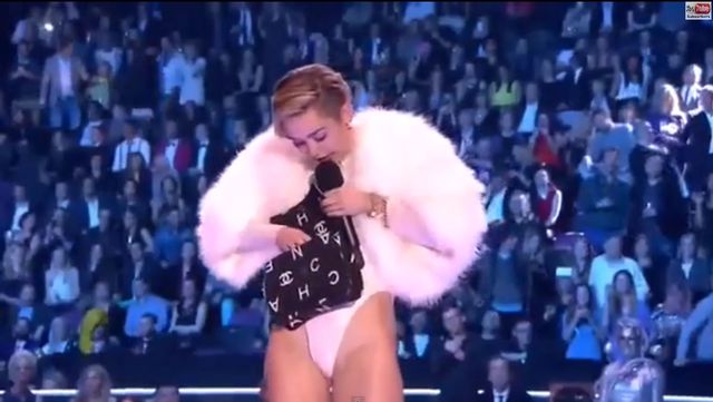 Miley Cyrus zapaliła jointa na scenie! (VIDEO) Miley Cyrus zapaliła jointa na scenie! (VIDEO)