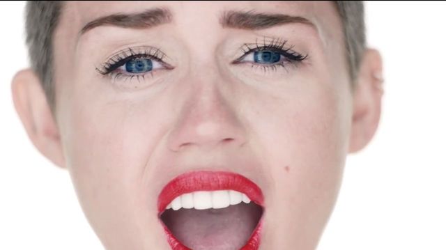 Miley Cyrus płacze we Wrecking Ball dzięki Hemsworthowi