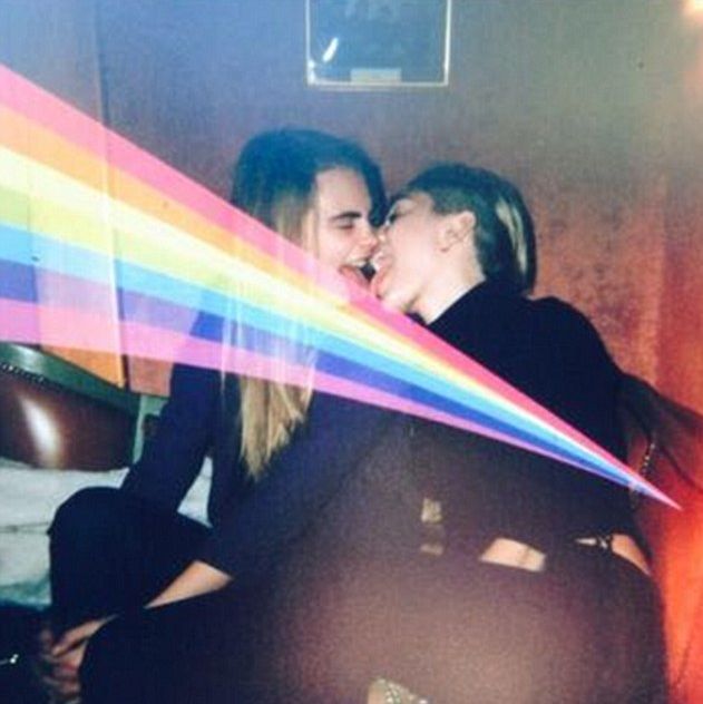 Miley Cyrus i Cara Delevingne nabrały swoich fanów (FOTO)