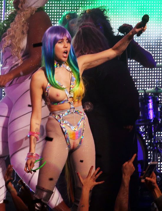 OMG! Miley Cyrus przegroczyła granicę obrzydliwości (FOTO)