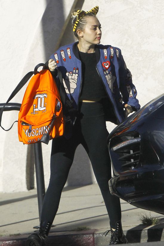 Miley Cyrus ma na sobie najbrzydszą kurtkę świata? (FOTO)