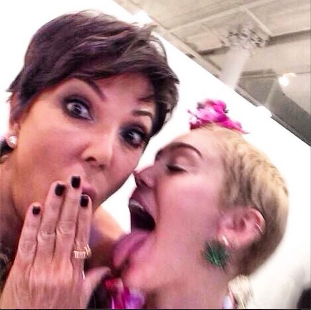 Miley Cyrus NAGO pod prysznicem (FOTO)