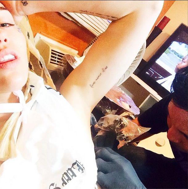 Miley Cyrus zafundowała sobie kolejny tatuaż (FOTO)