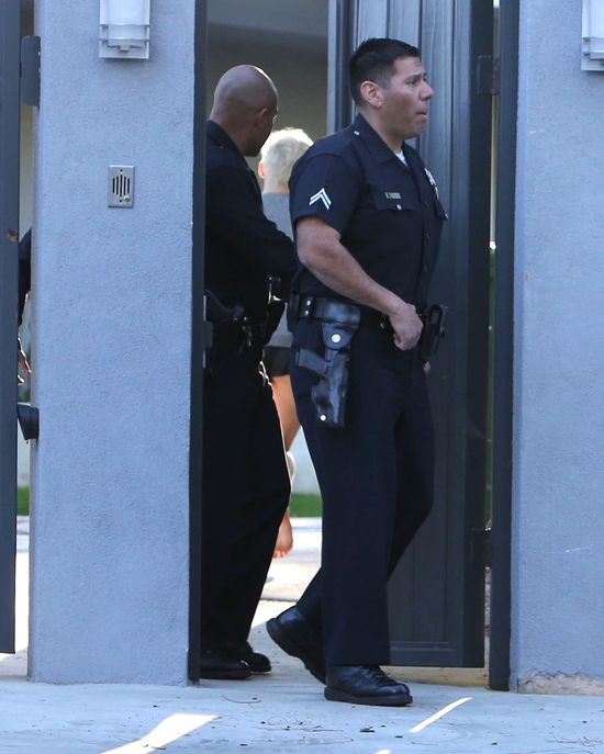 Policja zrobiła nalot na dom Miley Cyrus! (FOTO)