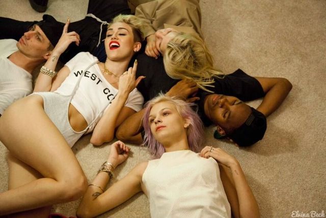 Miley Cyrus kusi (FOTO) Miley Cyrus kusi (FOTO)