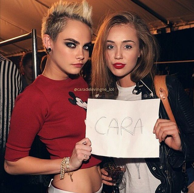 Miley Cyrus i Cara Delevingne nabrały swoich fanów (FOTO)