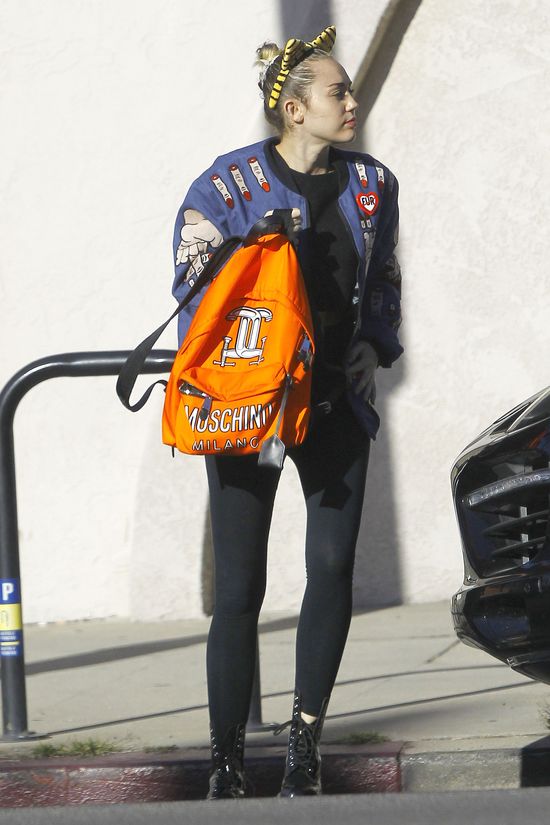 Miley Cyrus ma na sobie najbrzydszą kurtkę świata? (FOTO)