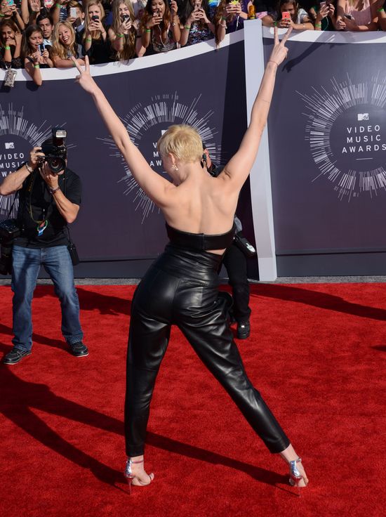 Ariana Grande ostrzejsza od Miley Cyrus? (FOTO)