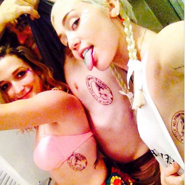 Miley Cyrus zafundowała sobie kolejny tatuaż (FOTO)