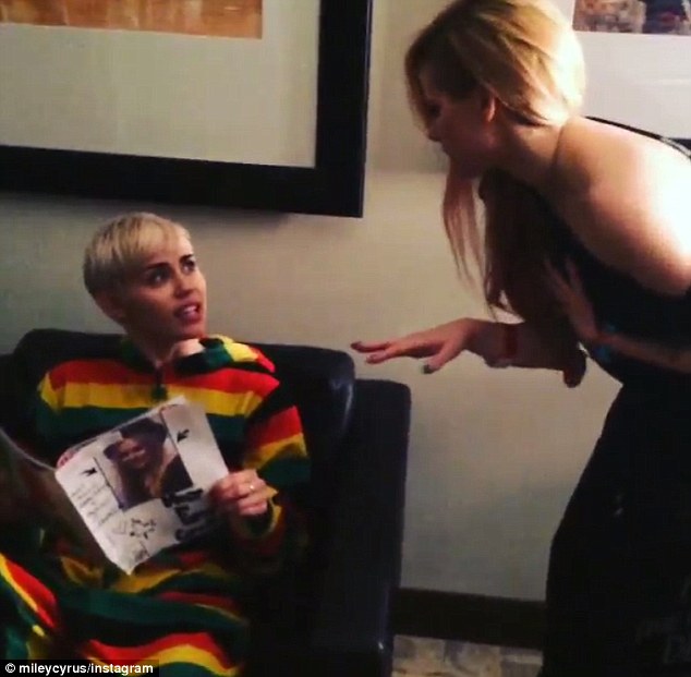 Miley Cyrus pobiła się z Avril Lavingne! (FOTO+VIDEO)