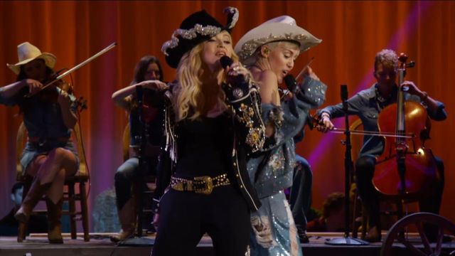 Miley Cyrus wystąpiła z Madonną (VIDEO)