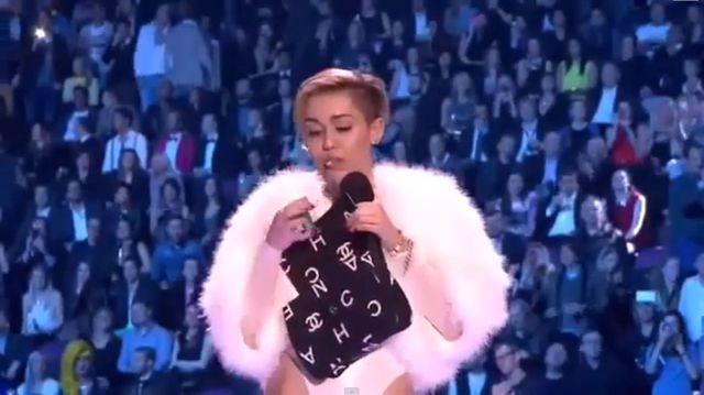 Miley Cyrus zapaliła jointa na scenie! (VIDEO) Miley Cyrus zapaliła jointa na scenie! (VIDEO)