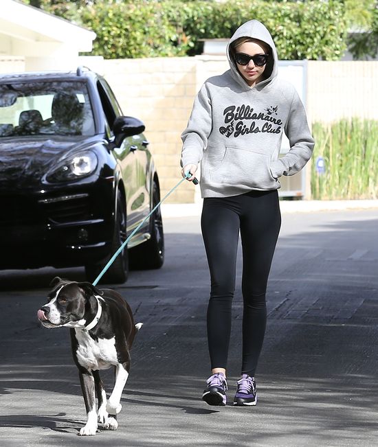 Miley Cyrus wreszcie nabiera ciała? (FOTO) Miley Cyrus wreszcie nabiera ciała? (FOTO)