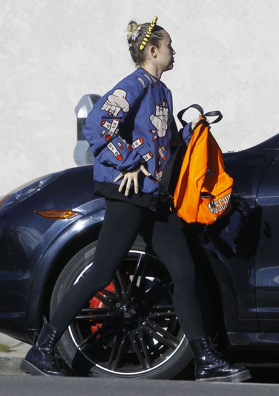 Miley Cyrus ma na sobie najbrzydszą kurtkę świata? (FOTO)