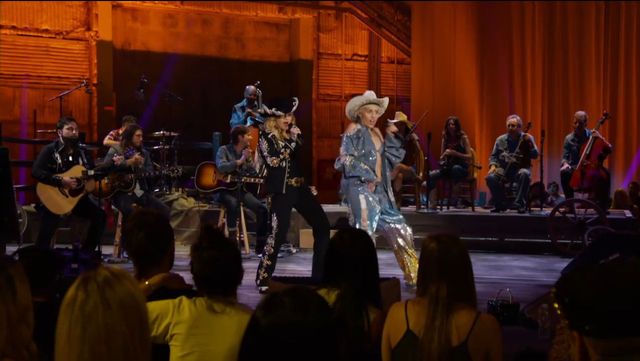 Miley Cyrus wystąpiła z Madonną (VIDEO)