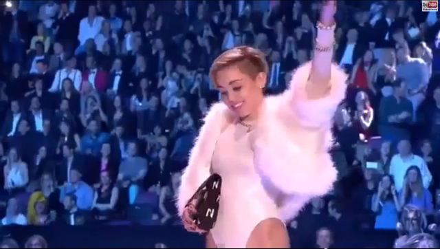 Miley Cyrus zapaliła jointa na scenie! (VIDEO) Miley Cyrus zapaliła jointa na scenie! (VIDEO)