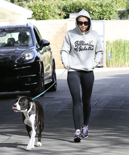 Miley Cyrus wreszcie nabiera ciała? (FOTO) Miley Cyrus wreszcie nabiera ciała? (FOTO)