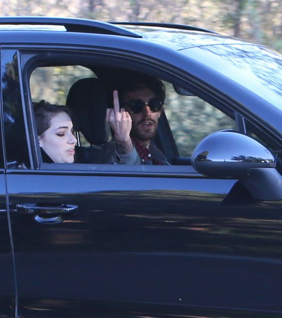 Policja zrobiła nalot na dom Miley Cyrus! (FOTO)