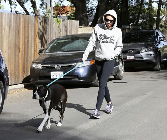 Miley Cyrus wreszcie nabiera ciała? (FOTO) Miley Cyrus wreszcie nabiera ciała? (FOTO)