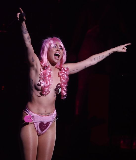 OMG! Miley Cyrus przegroczyła granicę obrzydliwości (FOTO)