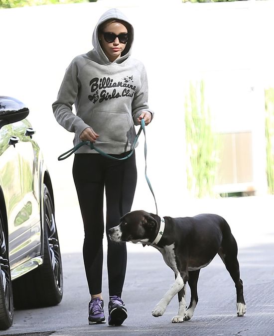 Miley Cyrus wreszcie nabiera ciała? (FOTO) Miley Cyrus wreszcie nabiera ciała? (FOTO)