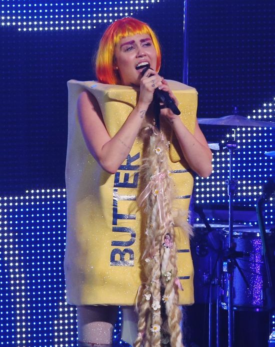 OMG! Miley Cyrus przegroczyła granicę obrzydliwości (FOTO)