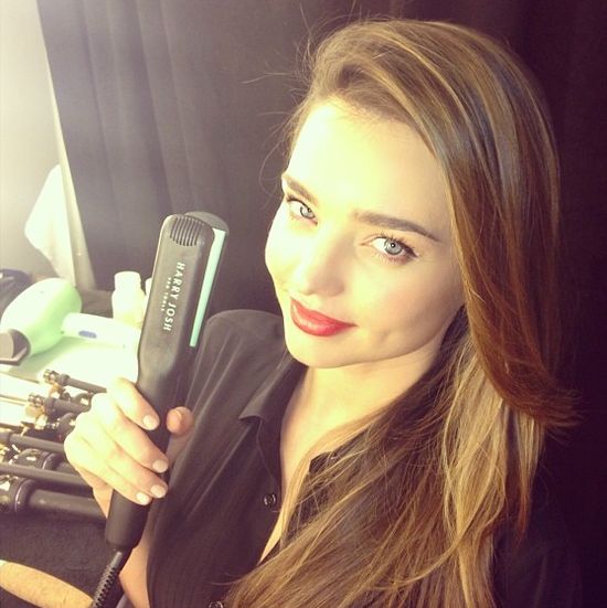 Miranda Kerr z mamą i babcią w łóżku (FOTO)