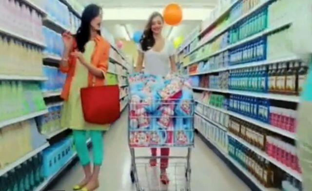 Słodka Miranda Kerr w japońskiej reklamie płynu do płukania Słodka Miranda Kerr w japońskiej reklamie płynu do płukania