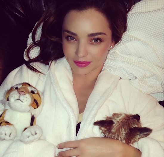 Miranda Kerr z mamą i babcią w łóżku (FOTO)